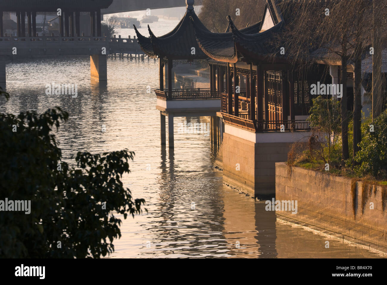 Padiglione tradizionale sul Grand Canal, Suzhou, Jiangsu, Cina Foto Stock