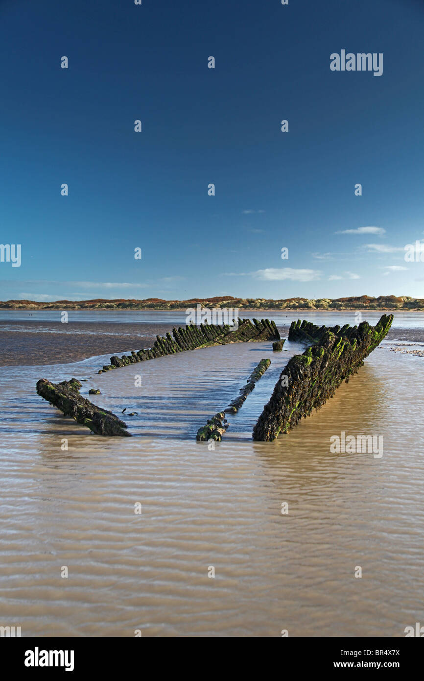 Il relitto del SS "Nornan' dal 1897 esposti a bassa marea a Berrow sul Canale di Bristol costa, Somerset, Inghilterra, Regno Unito Foto Stock