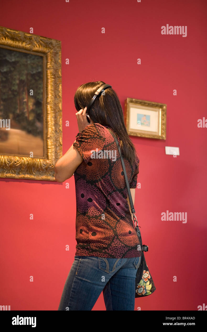 Centro Donna orientale ammirando la pittura in museo Foto Stock