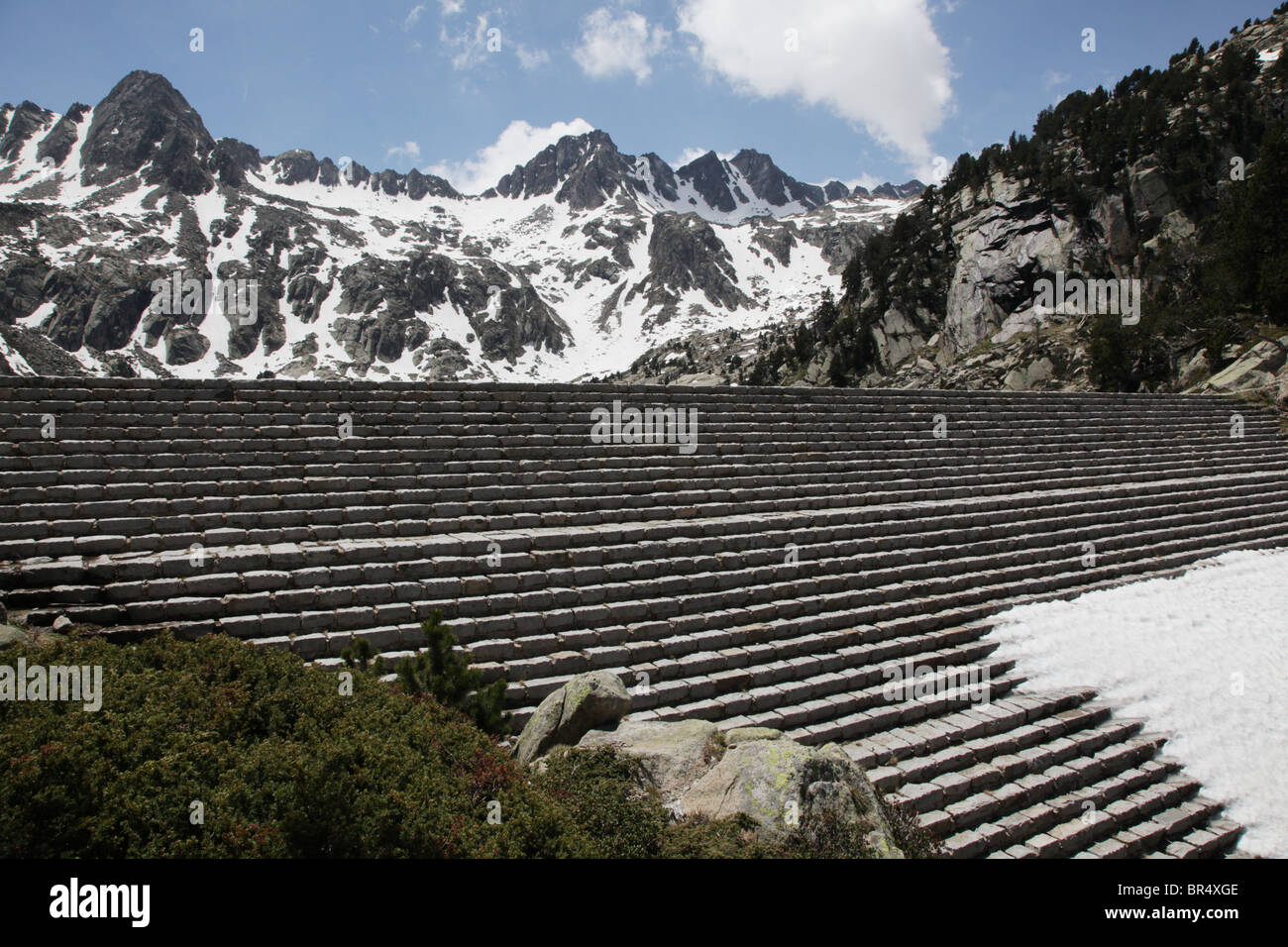 Classic cirque diga alpina a Estany Negra de Peguera 2330m vicino Refugi JM Blanc in Sant Maurici Parco Nazionale Pirenei Spagna Foto Stock