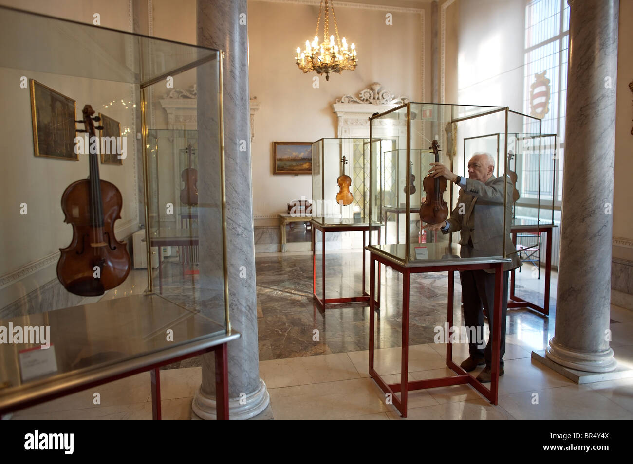 Andrea Mosconi mantiene la città di Cremona la preziosa collezione di violino molti di loro Stradivarius violini giocando fo Foto Stock