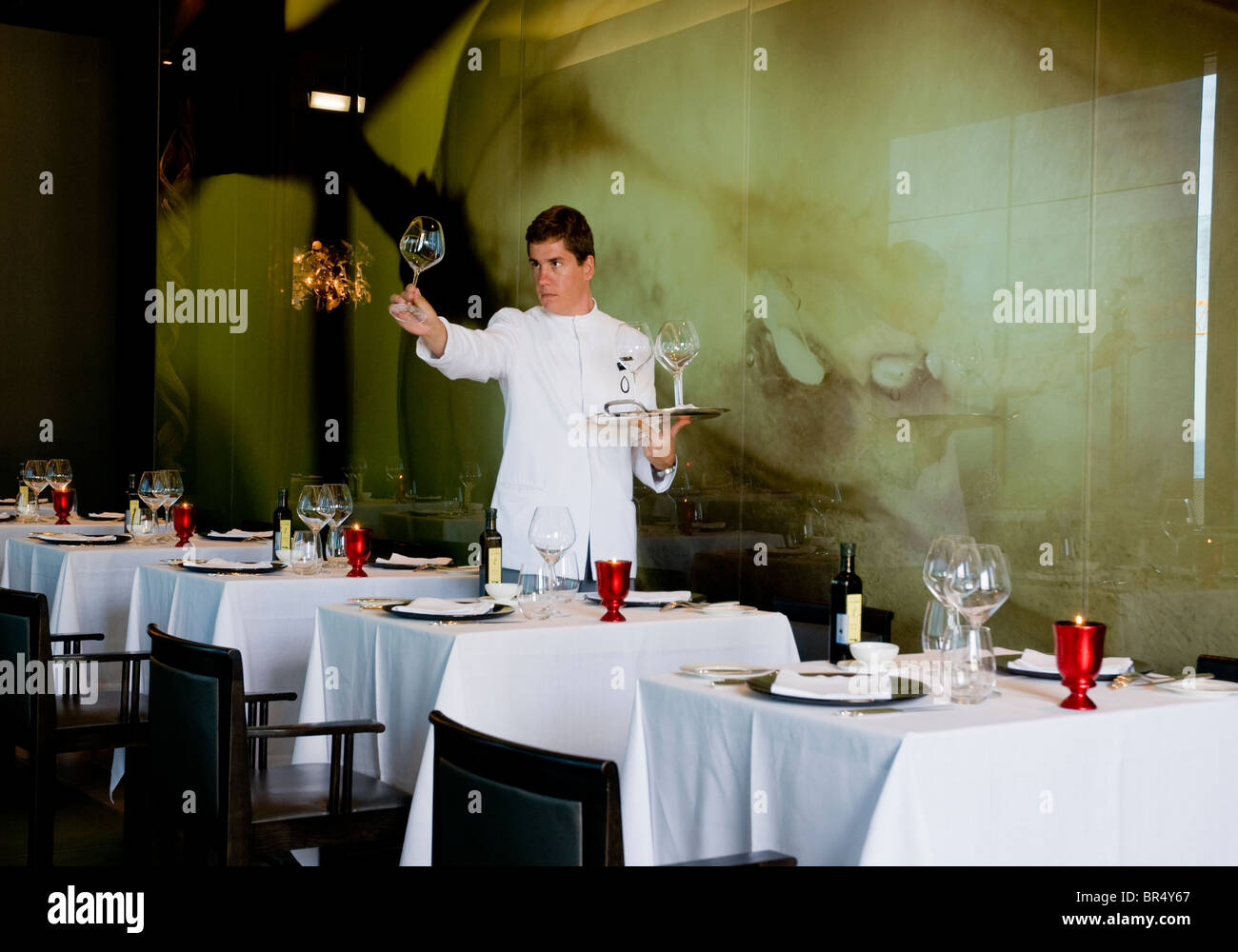 Un cameriere di tabelle di impostazione nel ristorante uva in vigna Hotel di Funchal, Madeira Foto Stock