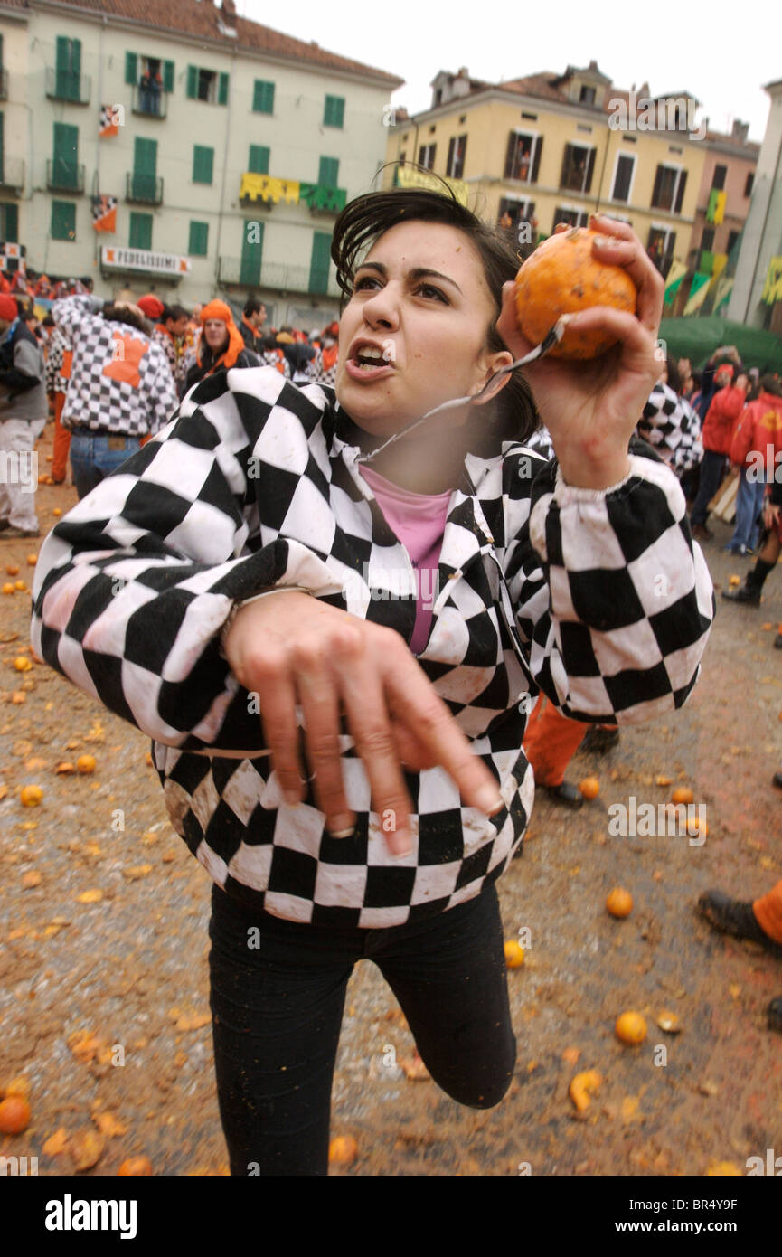 Ivrea Italia celebra il Carnivale con le battaglie di colore arancione quando la città reenacts una antica battaglia. Foto Stock