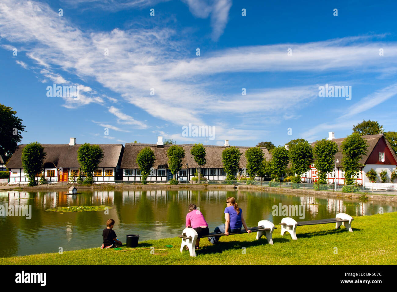 La gente gode la zona intorno al laghetto a Nordby Samso Danimarca Foto Stock