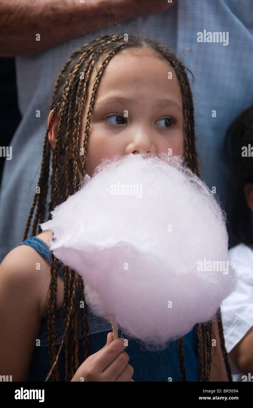 Mangiare caramella di cotone a Silom Street Fair a Bangkok in Tailandia Foto Stock