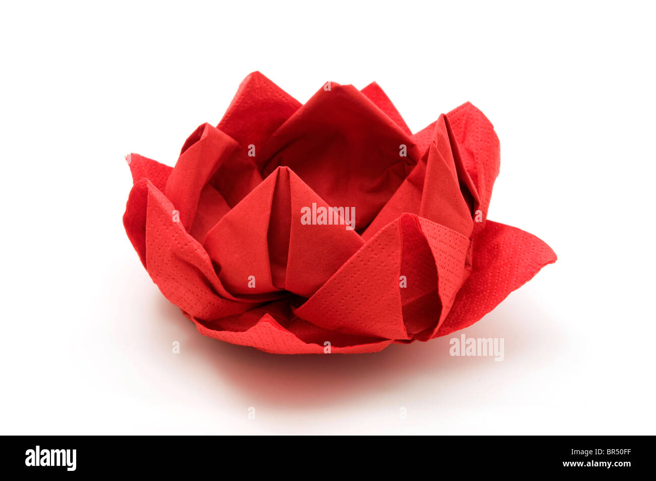 Red lotus origami su sfondo bianco Foto Stock