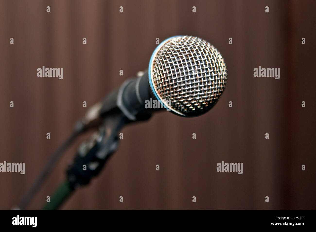 Microfono di metallo sul palco prima di mostrare Foto Stock