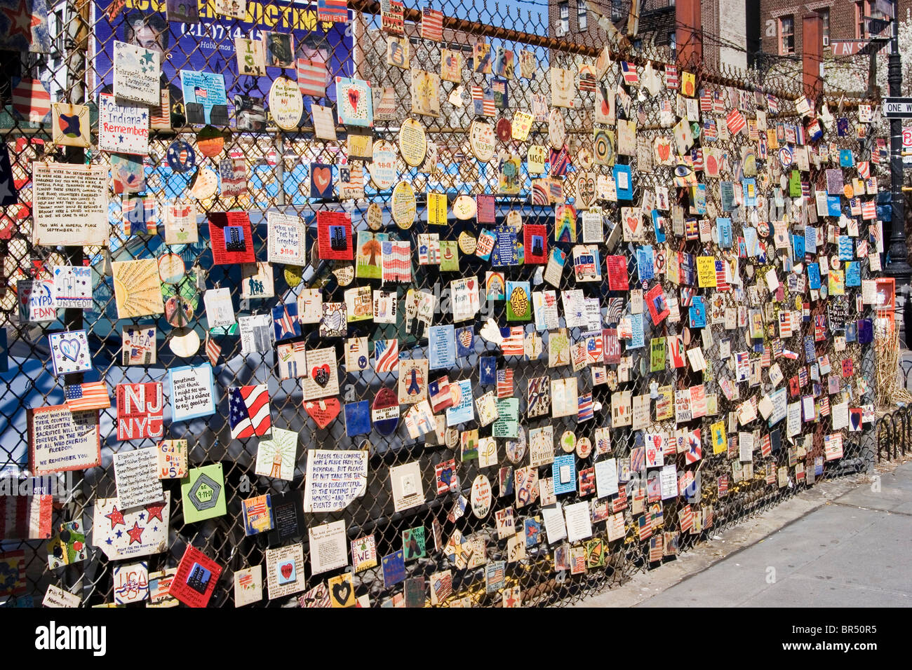 Piastrelle dipinte in memoria degli attacchi terroristici del World Trade Center a una stazione della metropolitana a Grond Zero, New York, Stati Uniti d'America Foto Stock