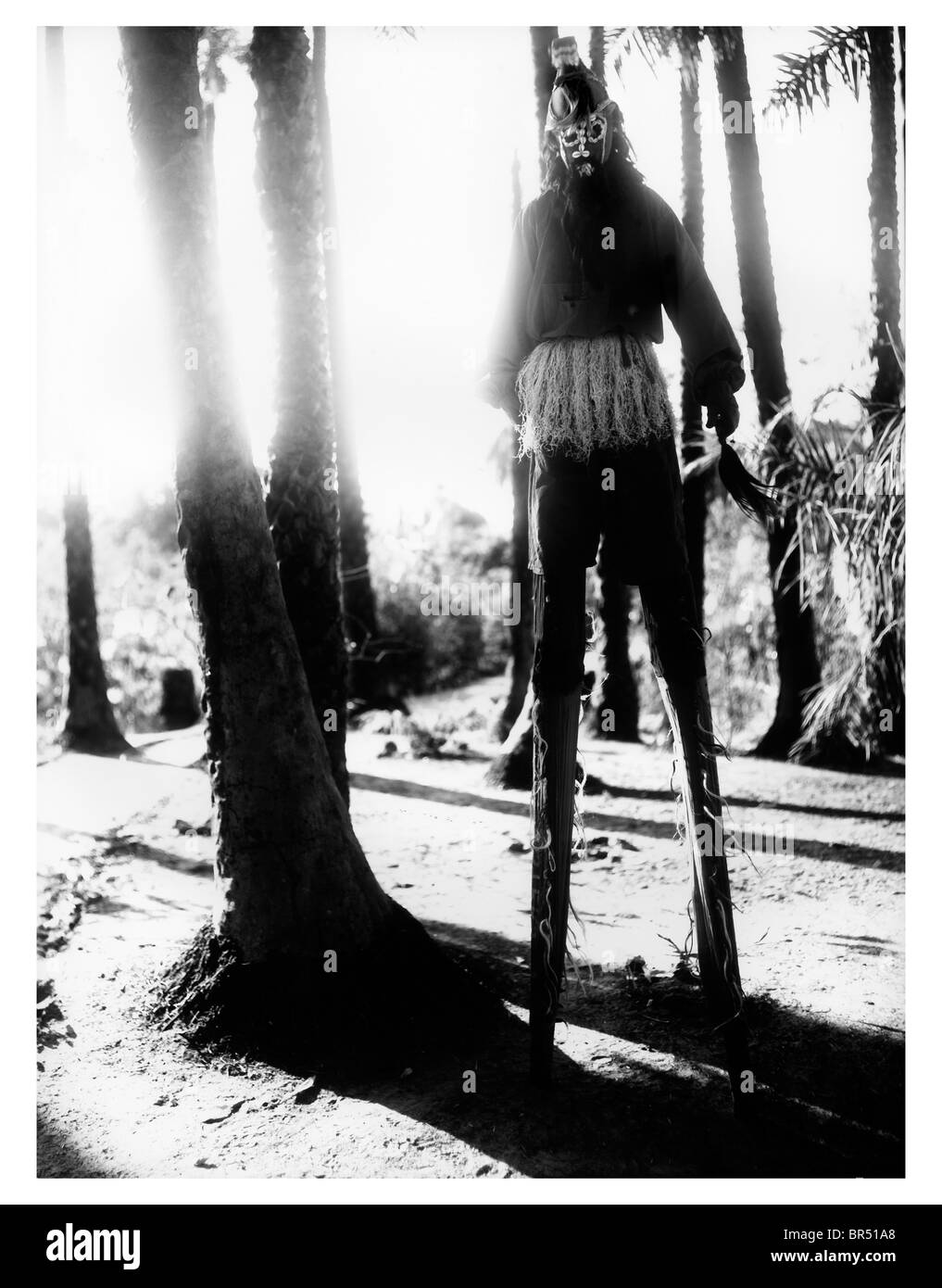 Stilt tradizionali walker. Foto Stock