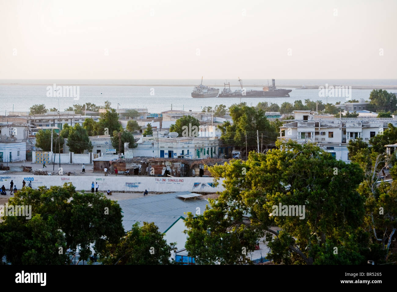 Vista della città di Berbera con barche abbandonate in background. Foto Stock