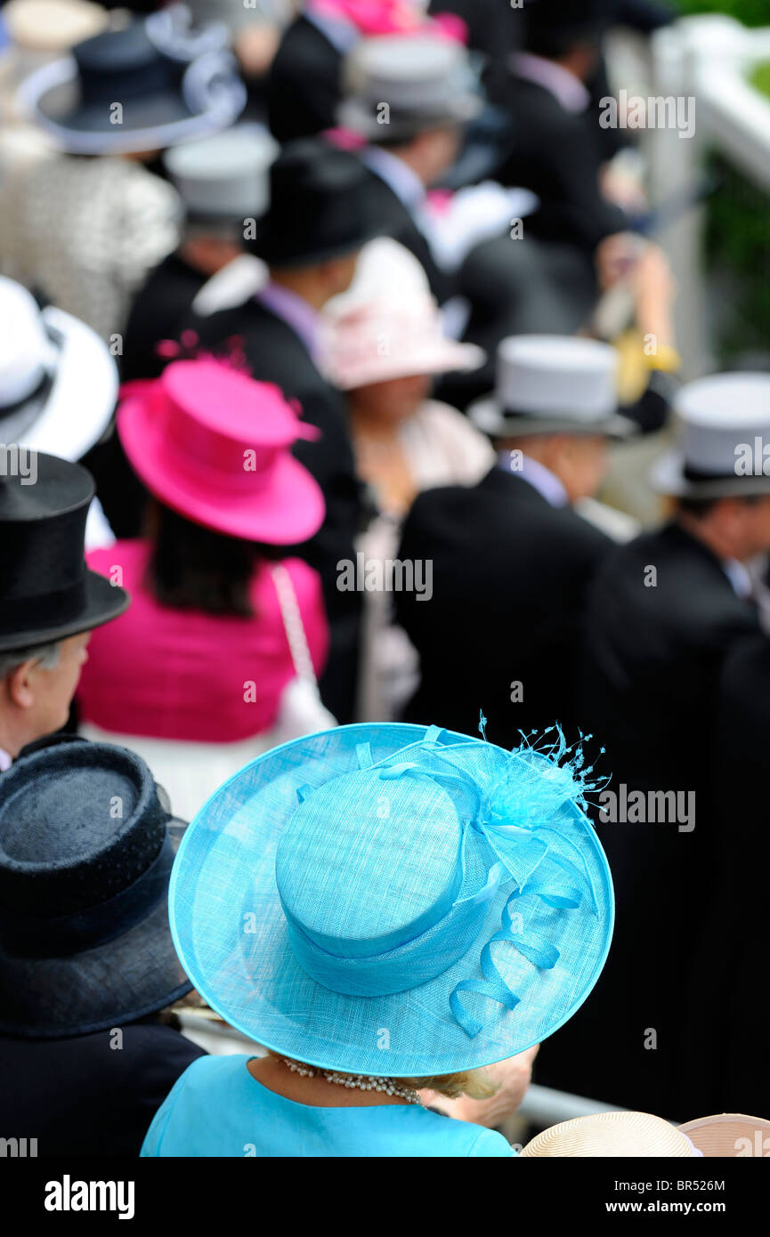 Racegoers in cappelli frequentare un giorno di Royal Ascot Foto Stock