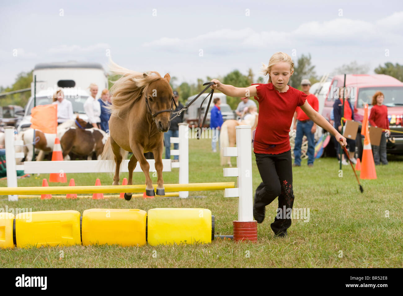 Nord America Canada Ontario ragazza con pony in miniatura a fiera agricola Foto Stock