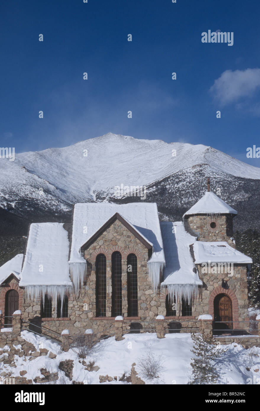 Una chiesa in montagna in inverno. Foto Stock