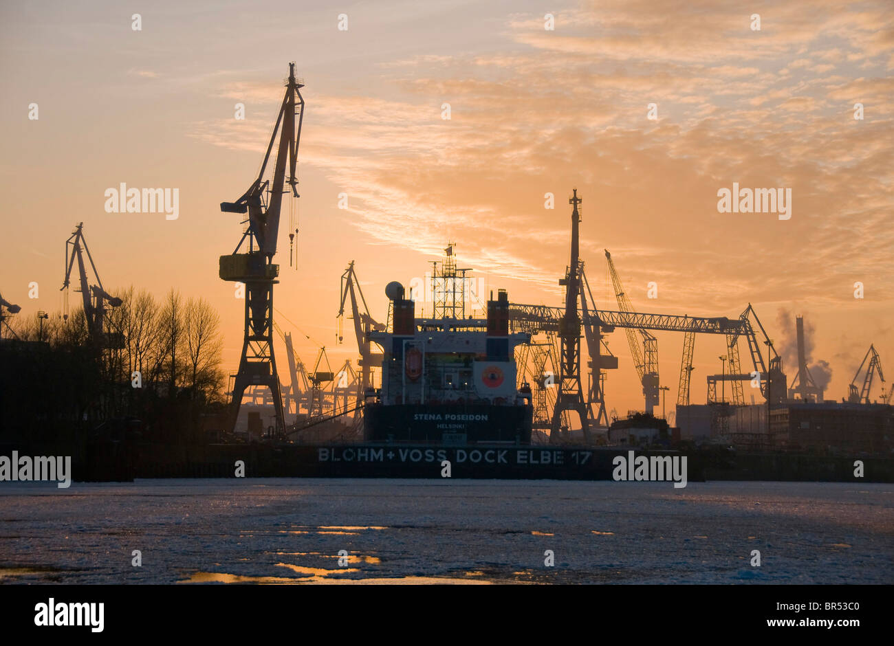 Nave in Elba 17 dock a secco della Blohm + Voss shipyard ad Amburgo, Germania, Europa Foto Stock