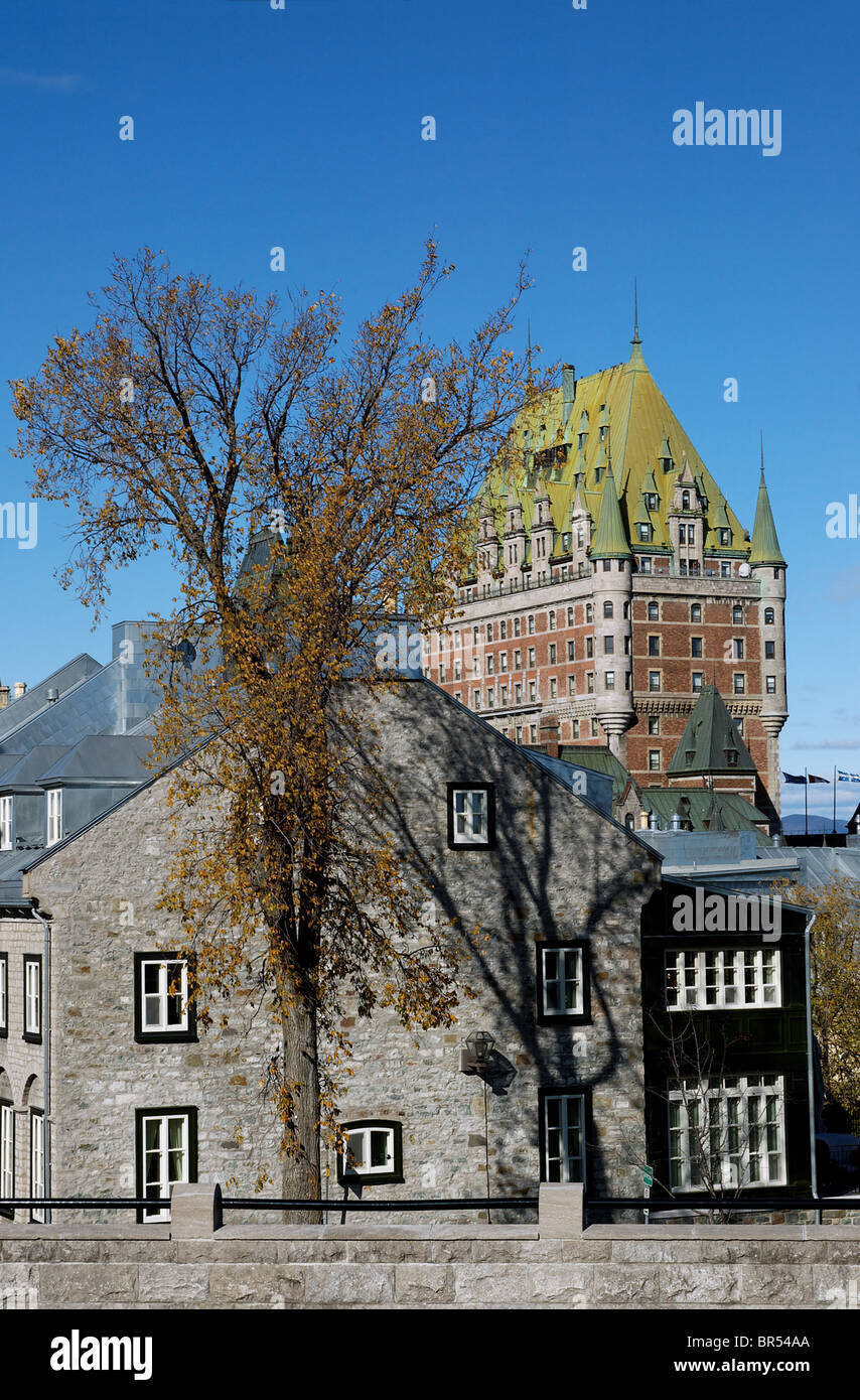 Si tratta di un vecchio edificio in Quebec City con lo Chateau Frontenac e oltre Foto Stock