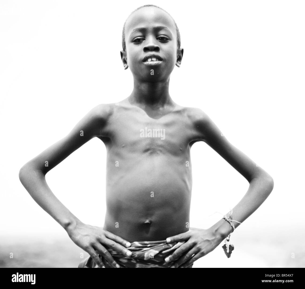 Ritratto di un giovane ragazzo con le braccia sui suoi fianchi nella valle dell'Omo Etiopia. (Bianco e nero) Foto Stock