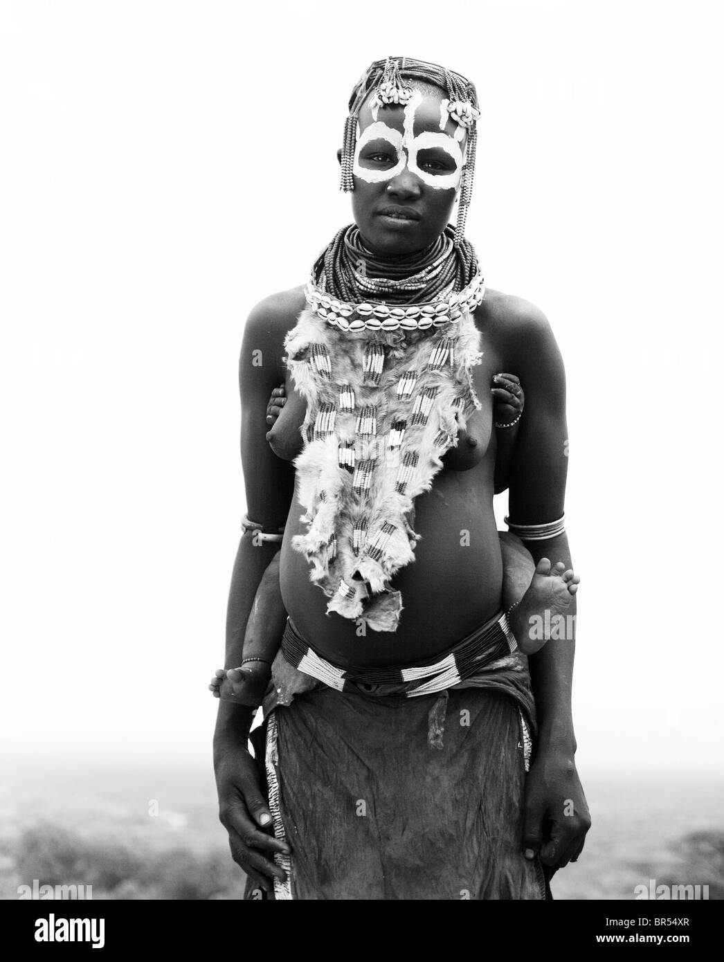 Un ritratto di una donna vestito in abiti tradizionali e decorazione nella valle dell'Omo Etiopia. (Bianco e nero) Foto Stock