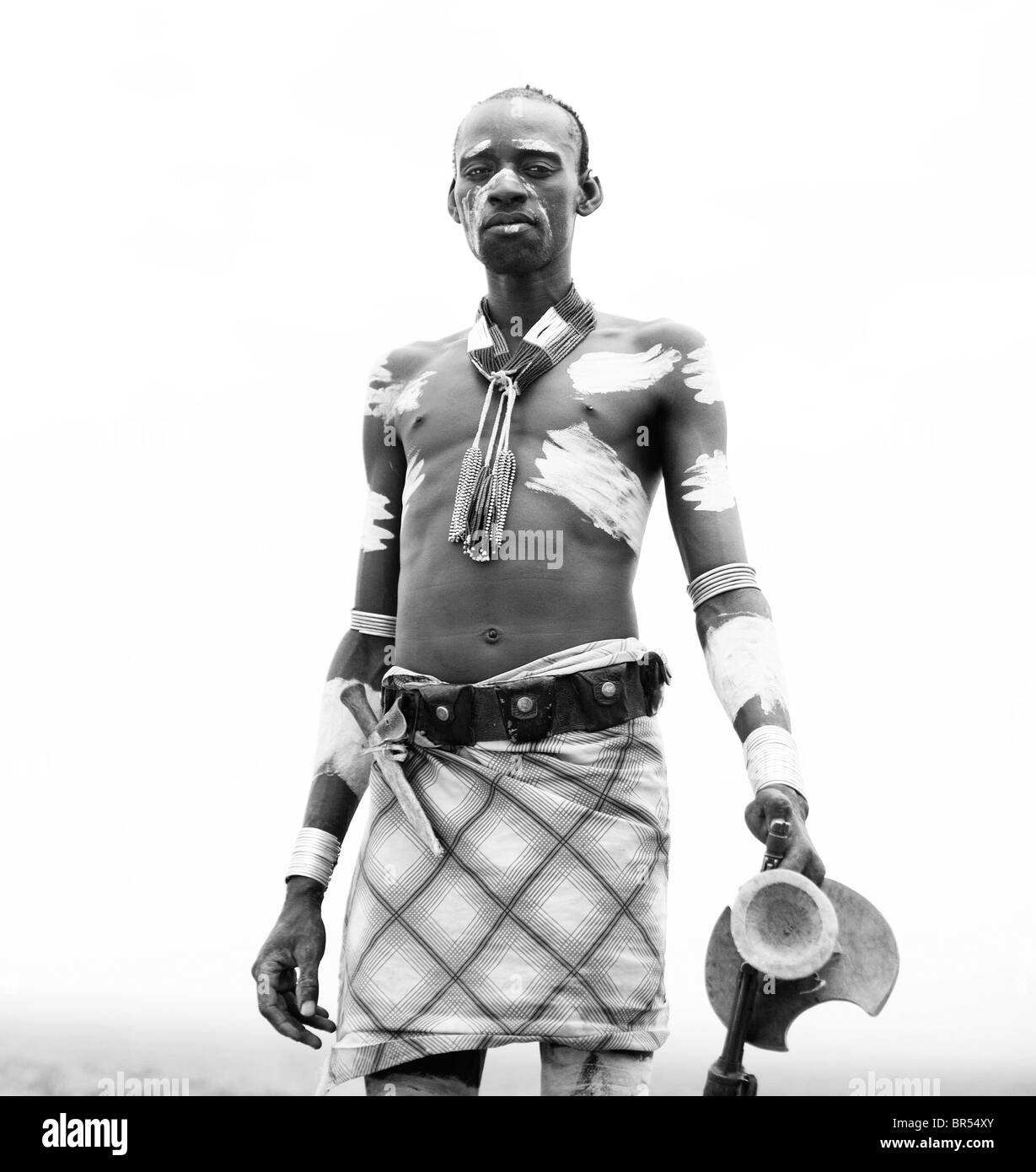 Un ritratto di un uomo vestito in abiti tradizionali e decorazione nella valle dell'Omo Etiopia. (Bianco e nero) Foto Stock