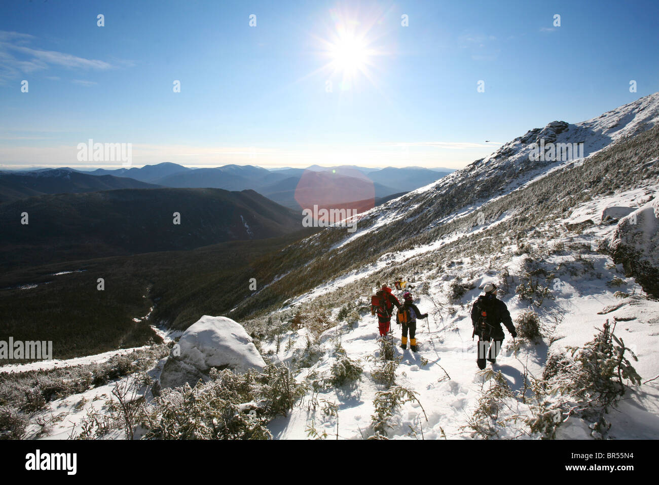 Tre escursionisti decapare il fianco del monte Lafayette durante un corso di formazione per la ricerca e il salvataggio della missione. Foto Stock