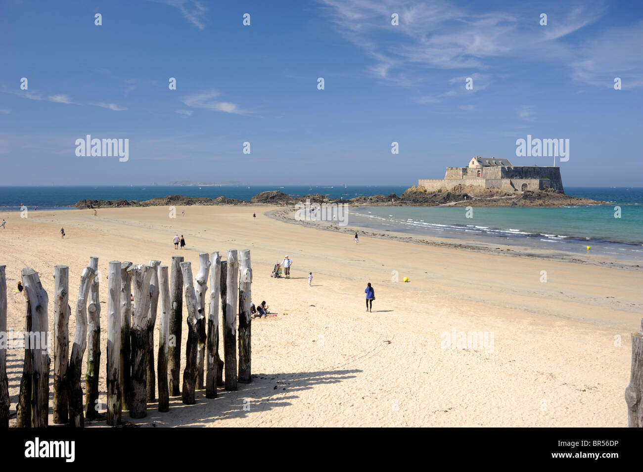 Francia, Bretagna (Bretagne), Saint Malo, Beach e Fort National Foto Stock