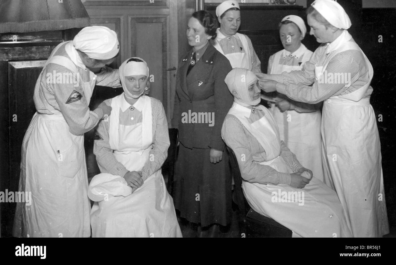 Fotografia storica, infermieri la pratica del bendaggio, circa 1932 Foto Stock