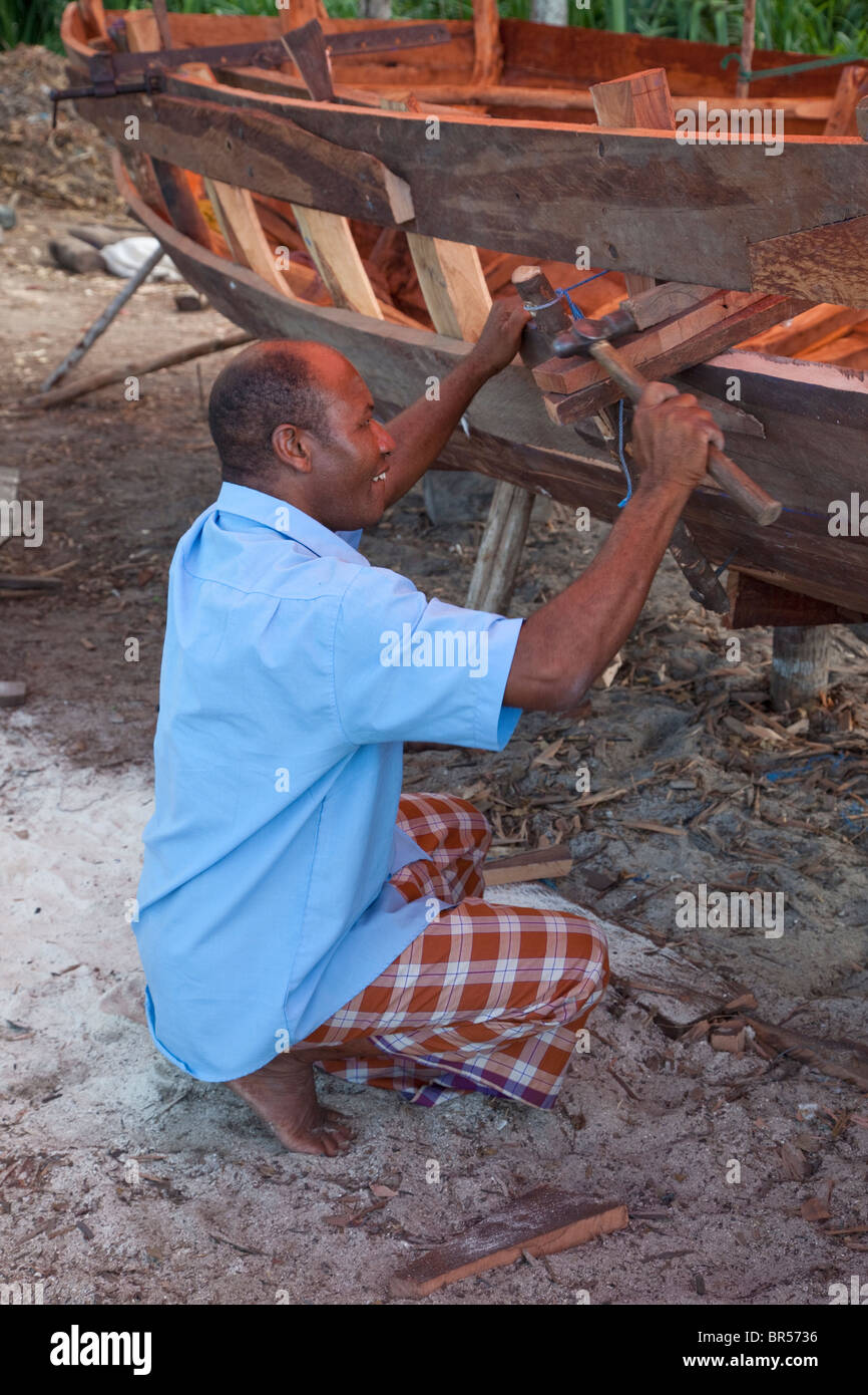 Nungwi, Zanzibar, Tanzania. Dhow Costruzione, Boat Building. Carpenter al lavoro. Foto Stock