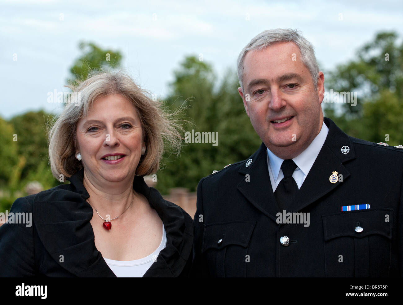 Il primo ministro Theresa Maggio MP con Derek Barnet della polizia Superintendents Association Foto Stock