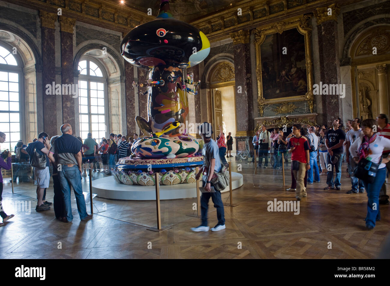 Versailles, Francia, affollano le persone che visitano lo spettacolo di Arte Contemporanea, Takashi Murakami Versailles, 'Tongari-Kun', nel Salon Ercole Foto Stock