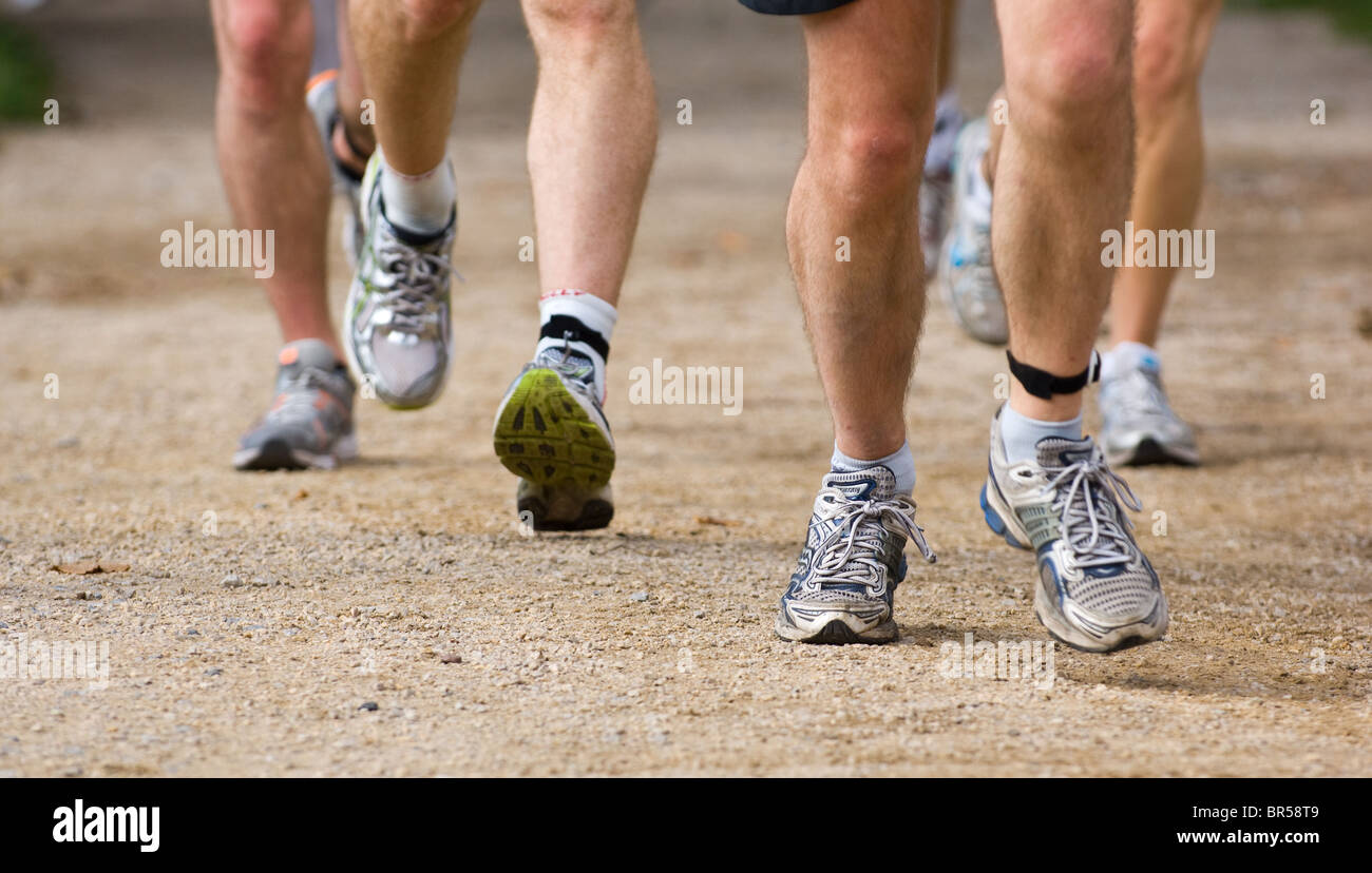 Le gambe e il trainer di concorrenti nel 2010 Nottingham marathon Foto Stock