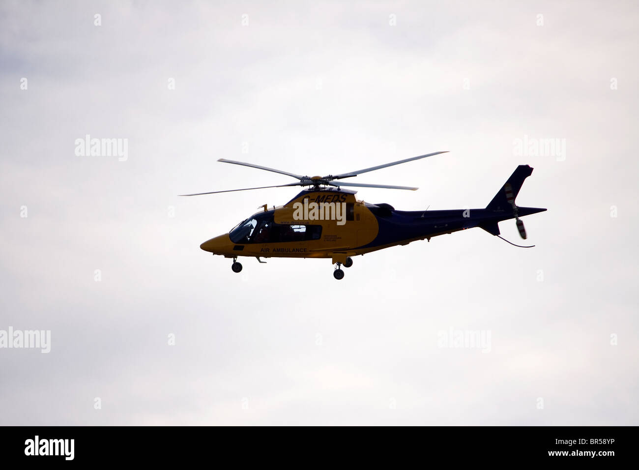 Un Air Ambulance elicotteri volare verso l'aeroporto di Nottingham East Midlands. Foto Stock
