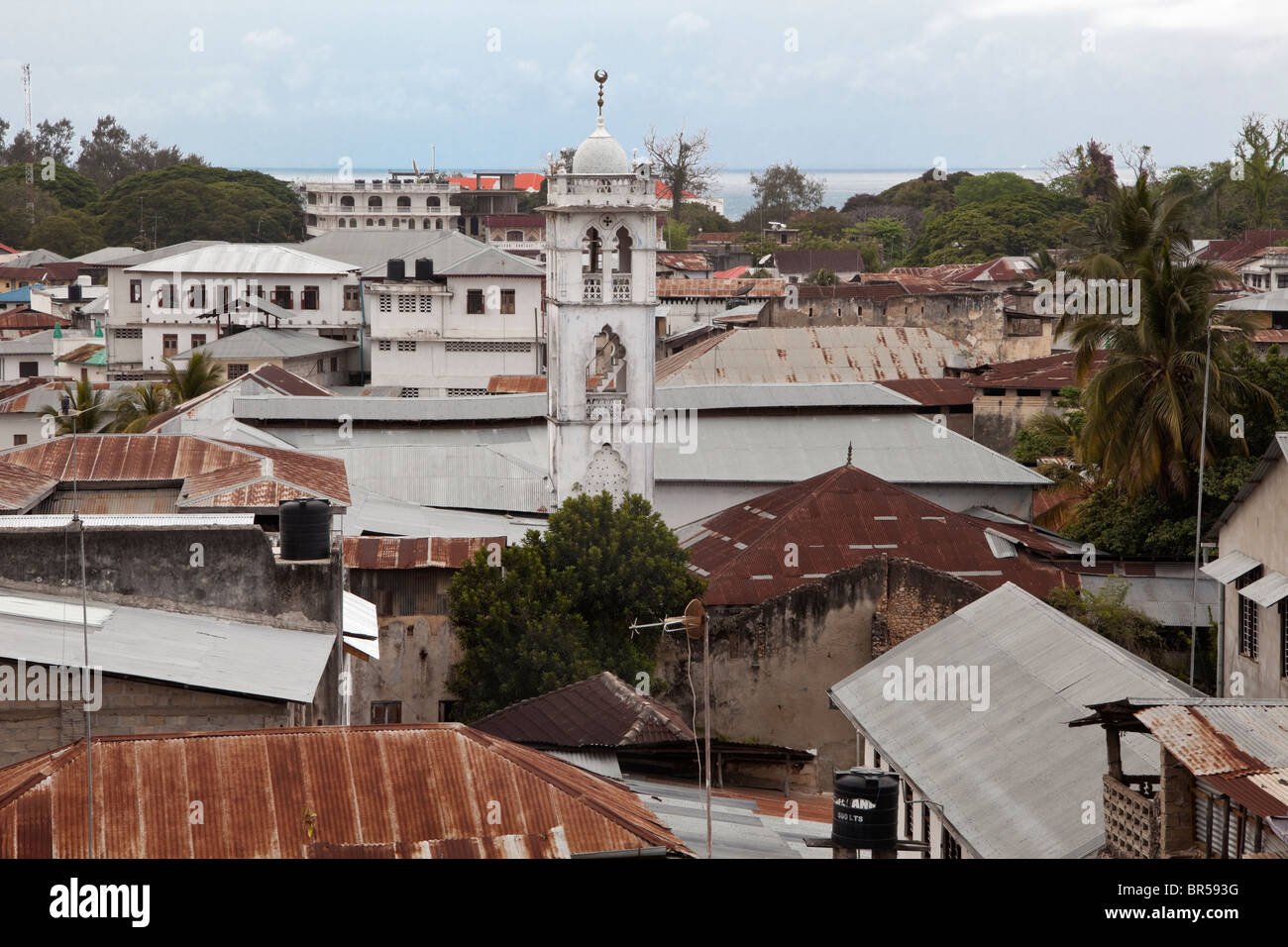 Stone Town, Zanzibar, Tanzania. Tetti e minareto. Foto Stock