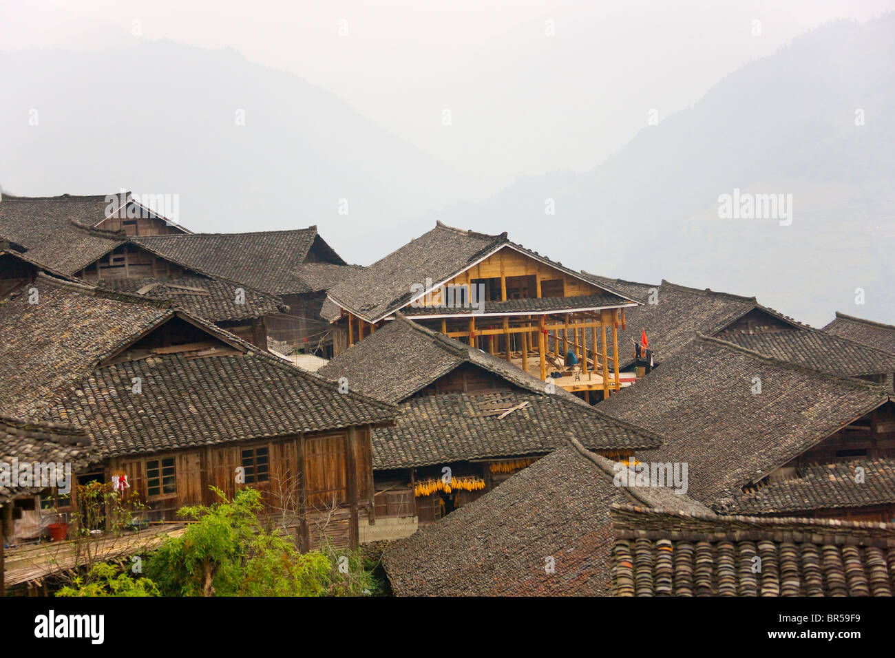 Piastrelle nere del tetto della casa di villaggio, Longsheng, Guangxi, Cina Foto Stock