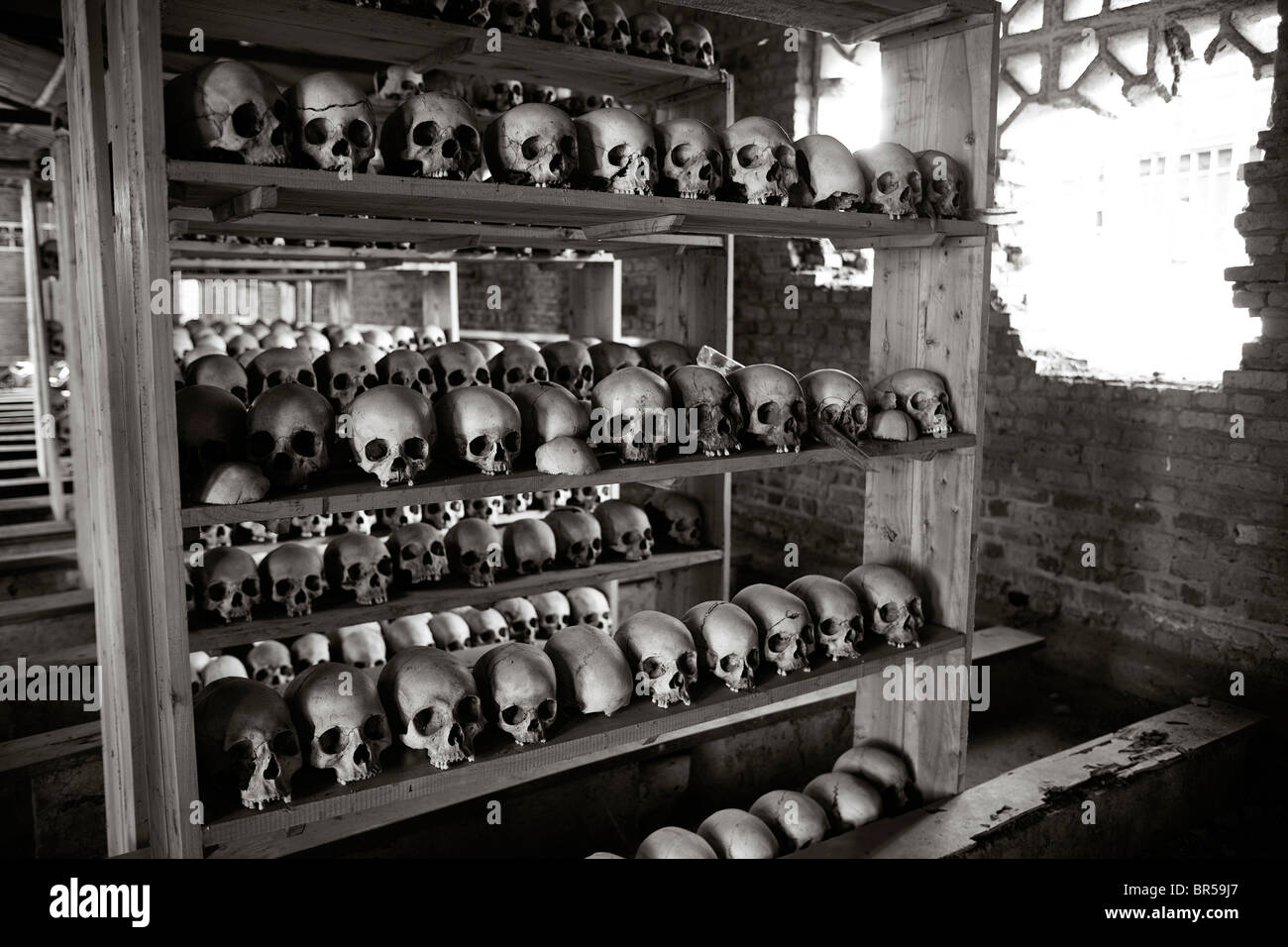 I teschi delle vittime del genocidio in Ruanda Ntarama della Chiesa. Foto Stock