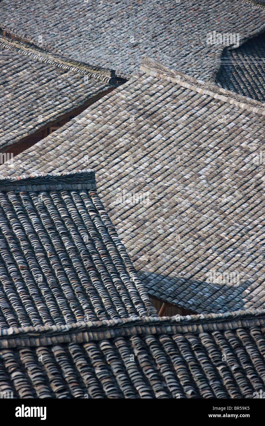 Piastrelle nere del tetto della casa di villaggio, Longsheng, Guangxi, Cina Foto Stock