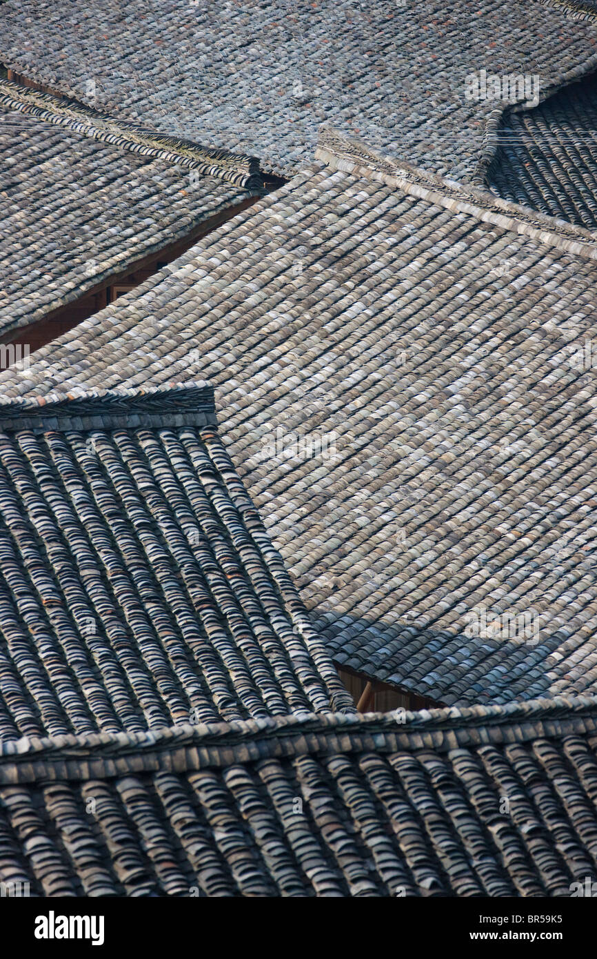 Piastrelle nere del tetto della casa di villaggio, Longsheng, Guangxi, Cina Foto Stock