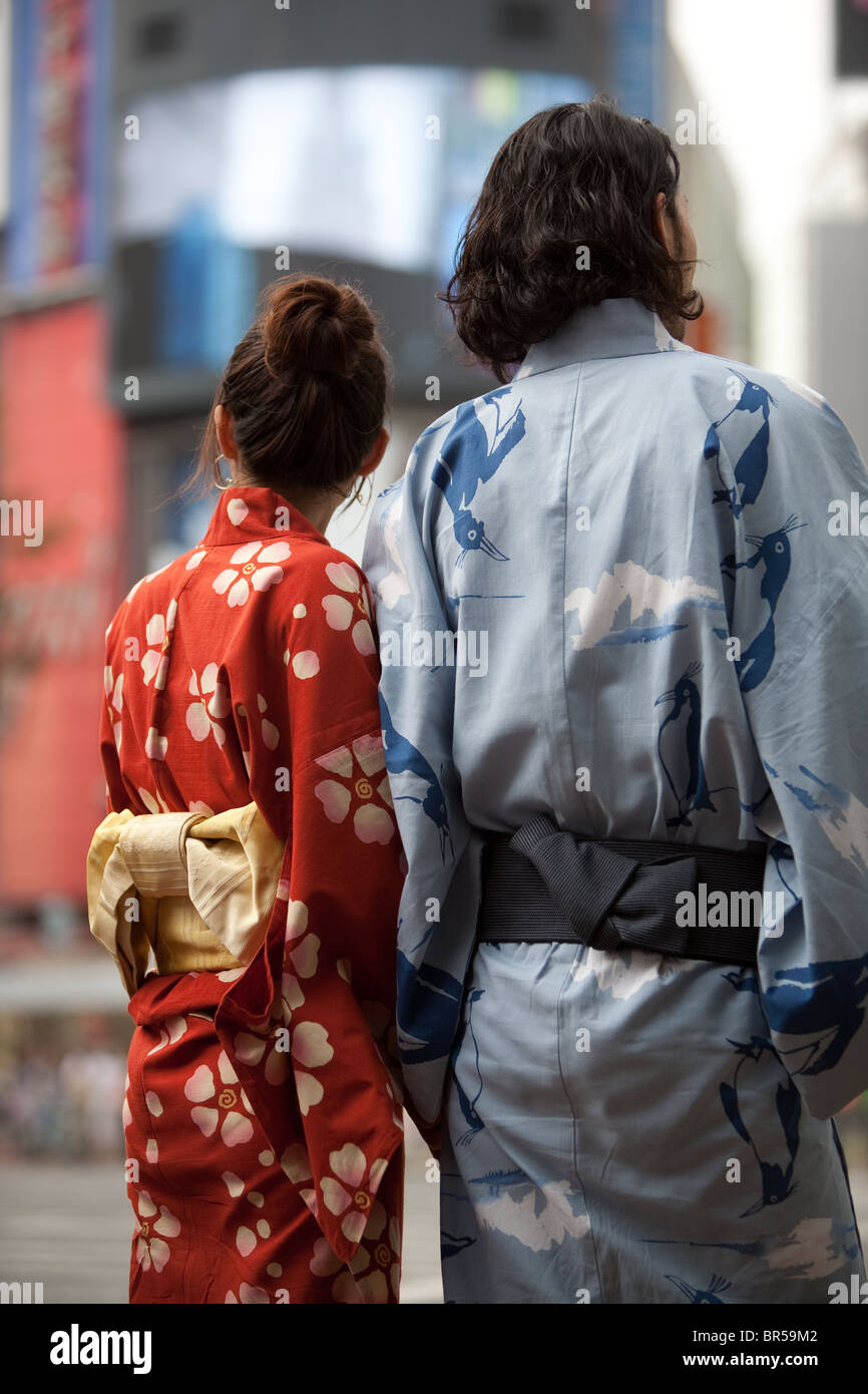 I giovani indossano yukata kimono in estate, nel quartiere Shibuya di Tokyo, Giappone. Foto Stock