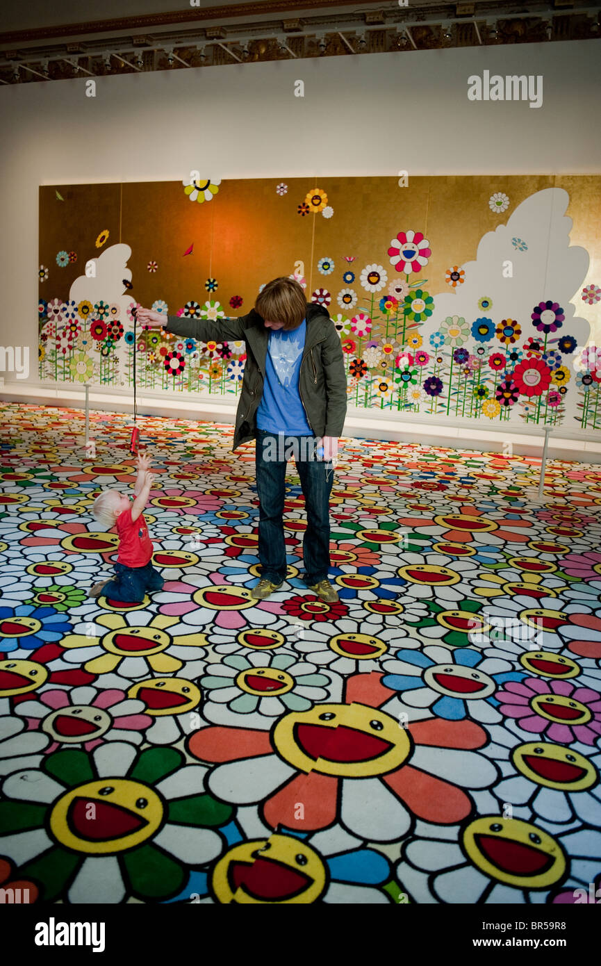 Versailles, Francia, zio e Nephew in visita al Contemporary Arts Show,  Takashi Murakami Versailles, installazione "lampada dei fiori", interni  colorati Foto stock - Alamy