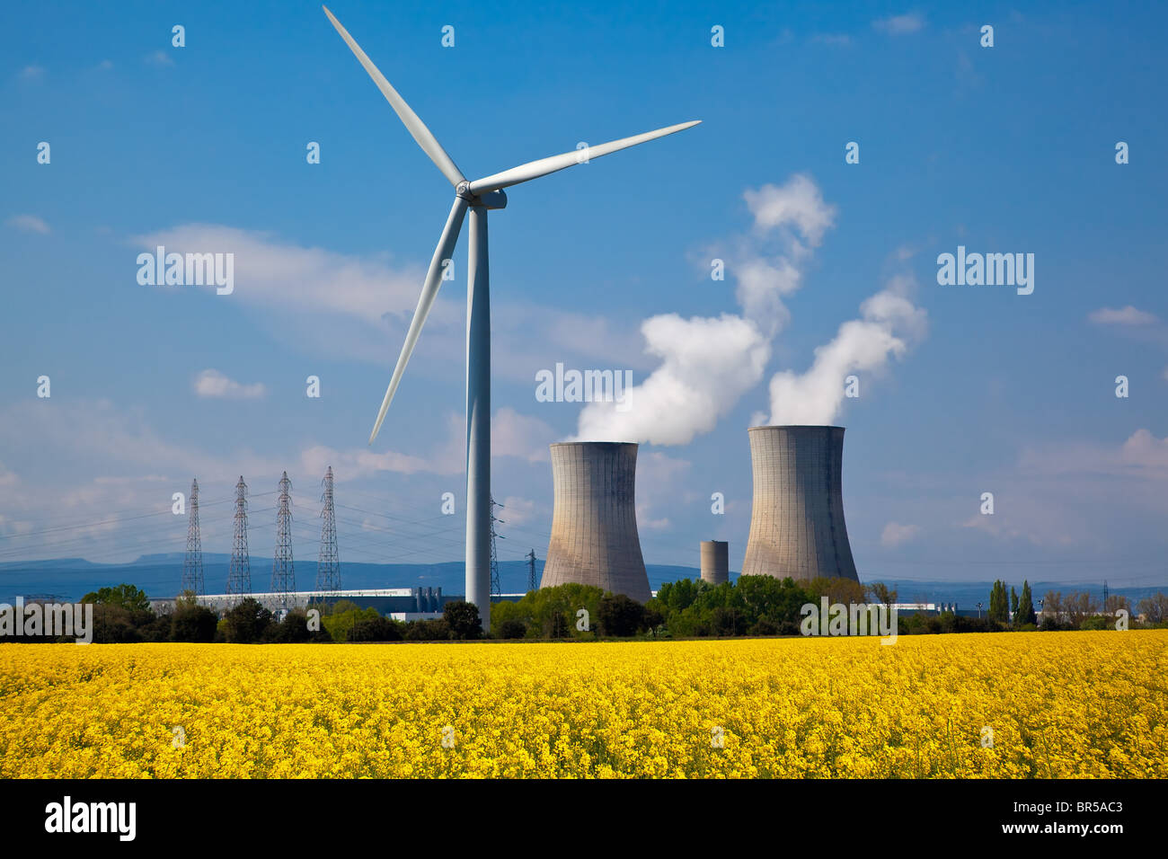 Francia, Drome e Vaucluse, le turbine eoliche e Tricastin Centrale Nucleare Foto Stock