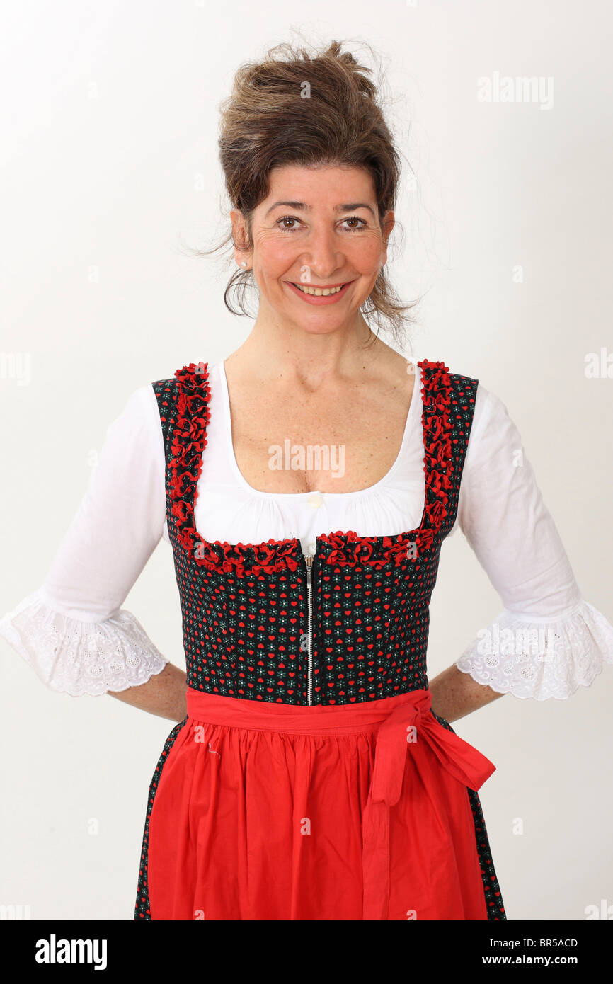 Donna di mezza età che indossa un vestito con grembiule, abito tradizionale Foto Stock