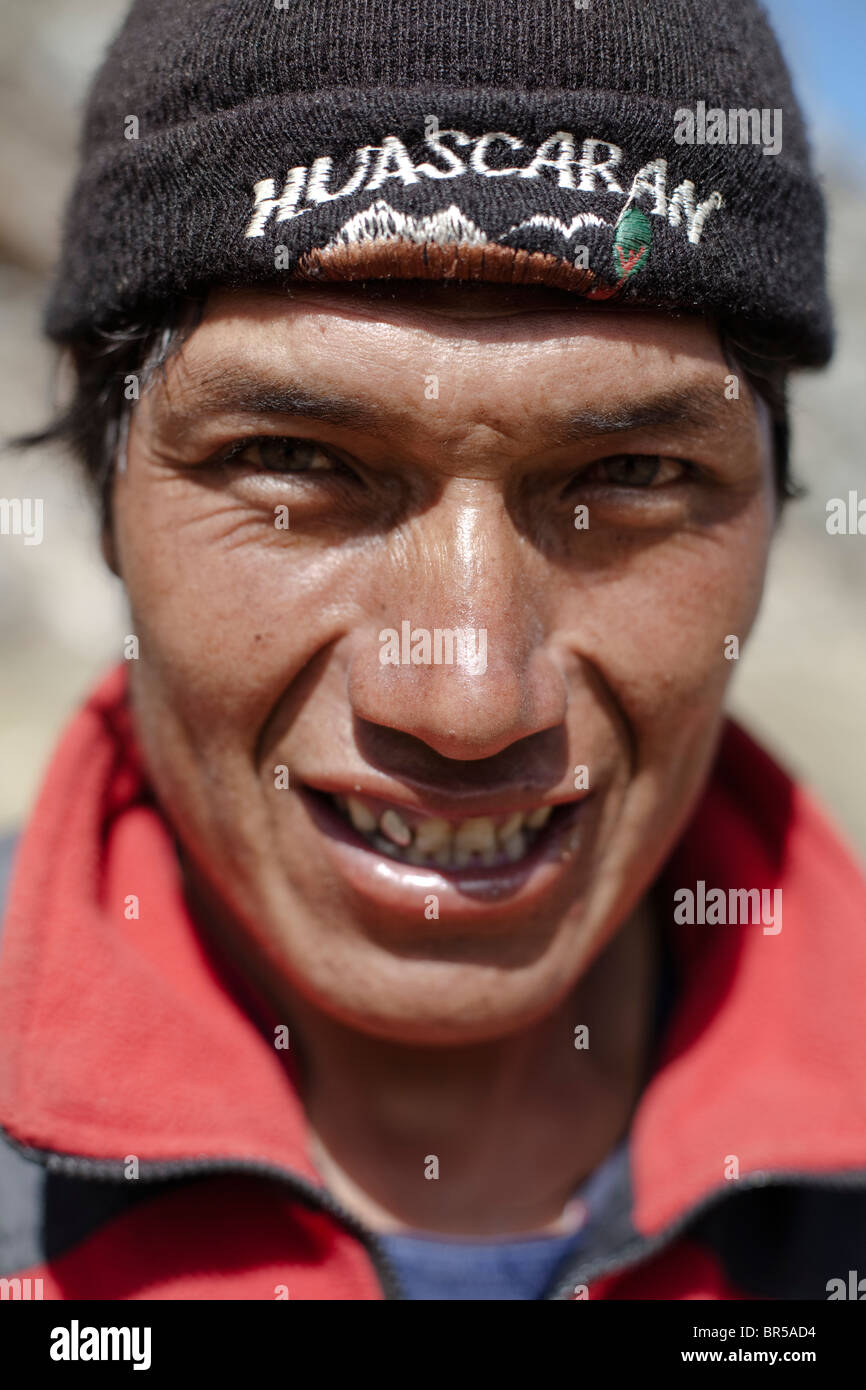 Ritratto (headshot) di un portiere nella Cordillera Blanca in Perù. Foto Stock