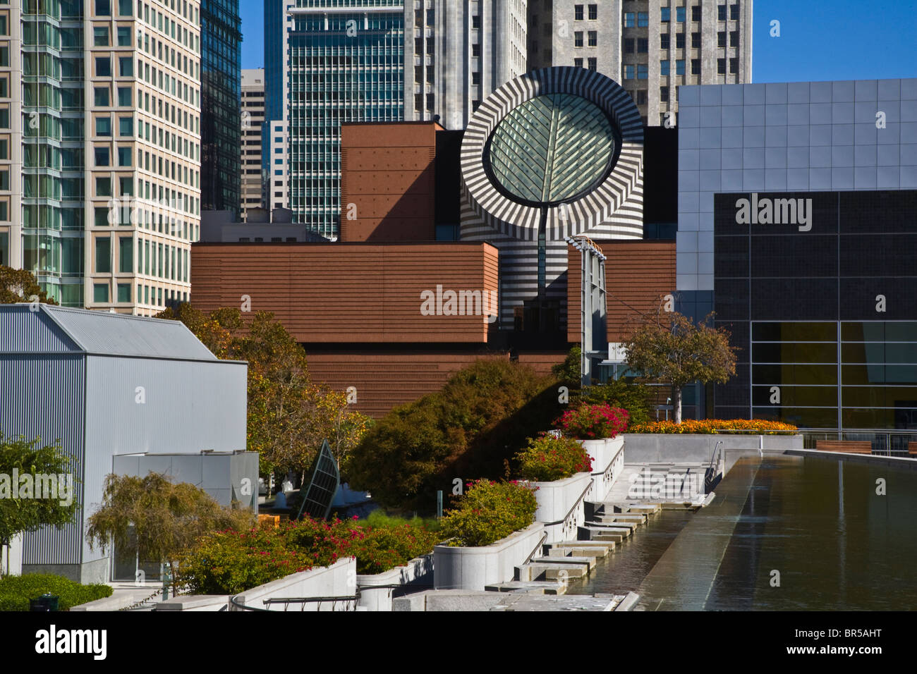 Il SAN FRANCISCO il museo moderno di arte come visto da di Yerba Buena Center - SAN FRANCISCO, CALIFORNIA Foto Stock