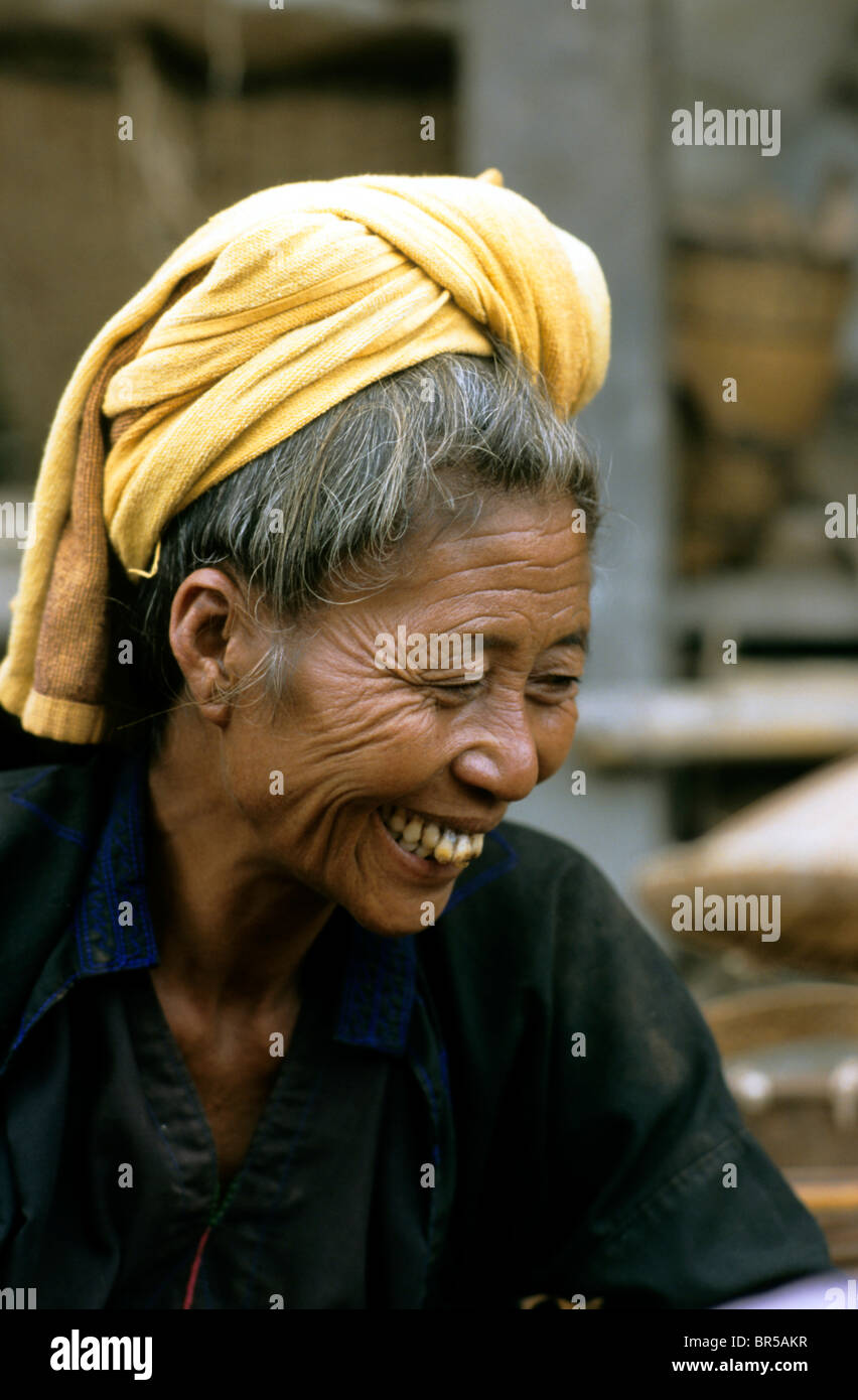 La donna in un mercato con persone provenienti da diversi villaggi, Pa-O, Danau e altre minoranze etniche, Kalaw, birmania, myanmar, Asia Foto Stock