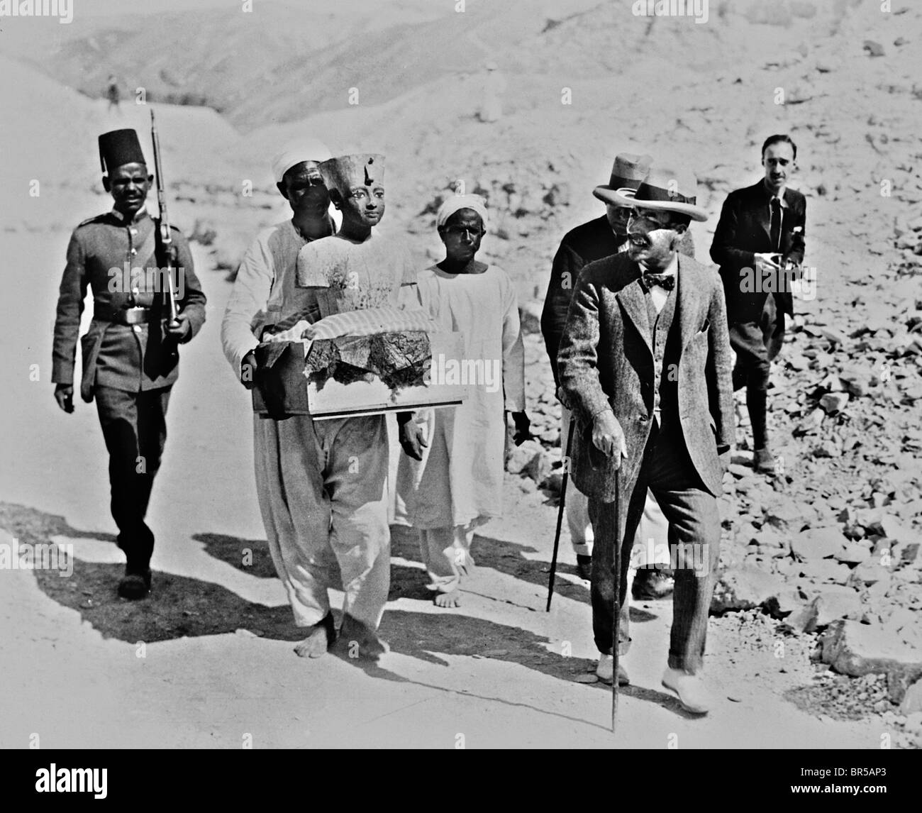 Howard Carter scoprì Tutankhamon la tomba nella Valle dei Re, nei pressi di Luxor in Egitto nel mese di novembre 1922. Scansionata da materiale di immagine in archivio di stampa Ritratto Service (ex premere ritratto Bureau) Foto Stock