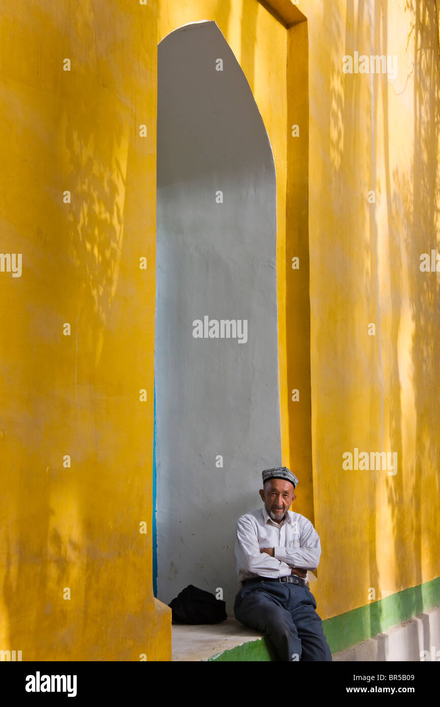 Uighur uomo dentro alla Moschea Id kah, Kashgar, Xinjiang, Cina Foto Stock