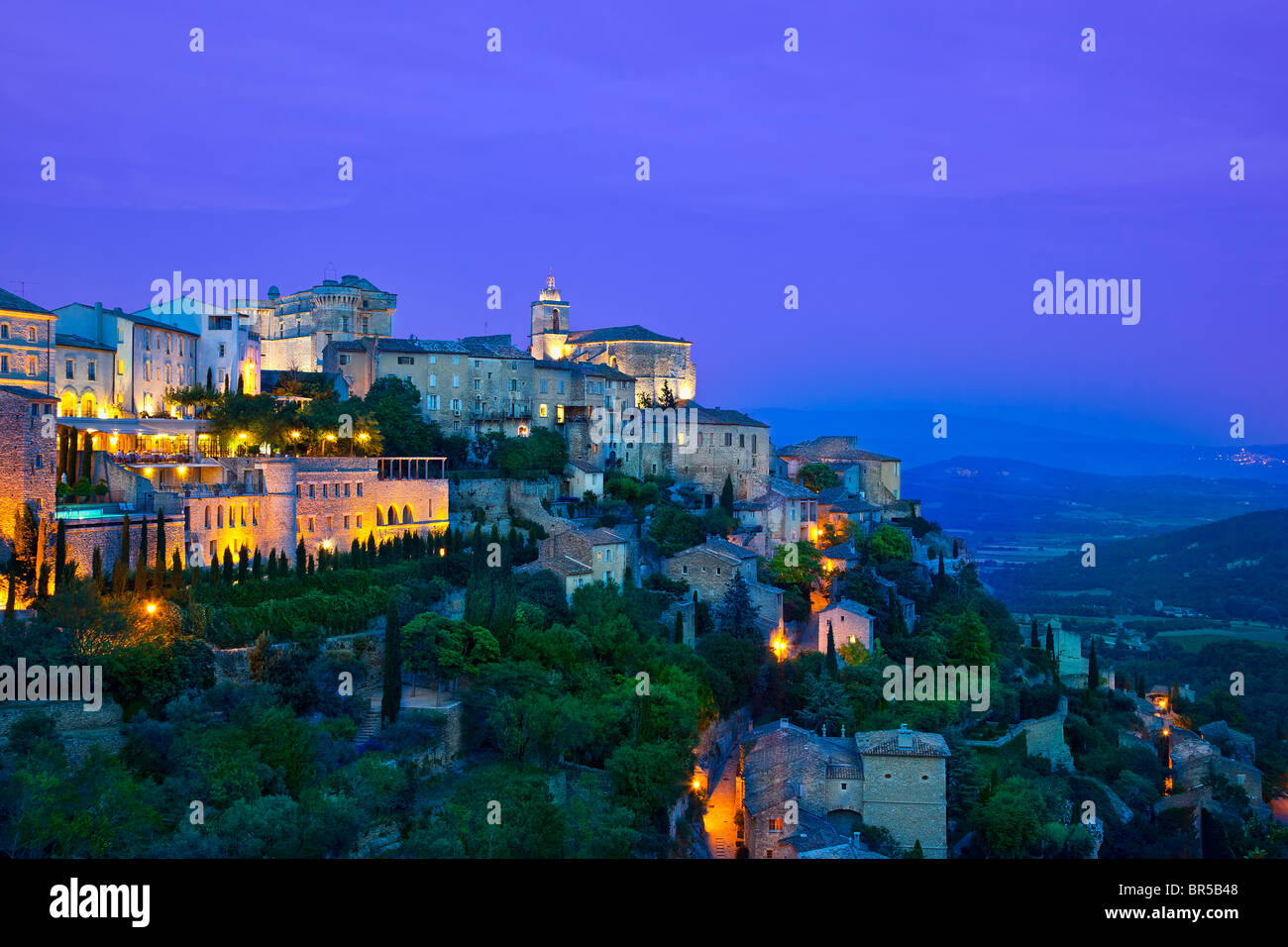 L'Europa, Francia, Vaucluse (84), Luberon, appollaiato villaggio di Gordes Foto Stock
