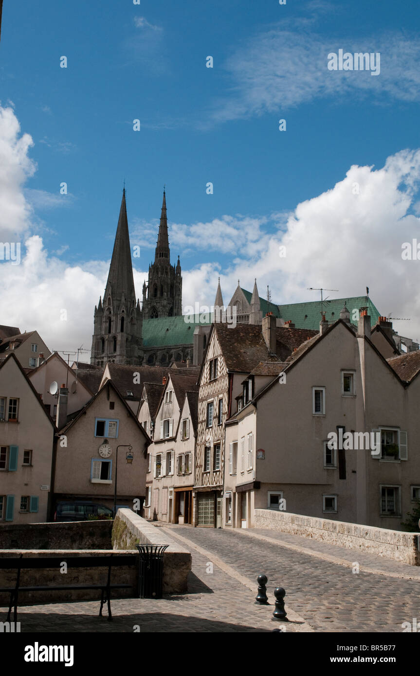 Ponte con case medioevali e la Cattedrale di Chartres , France Foto Stock