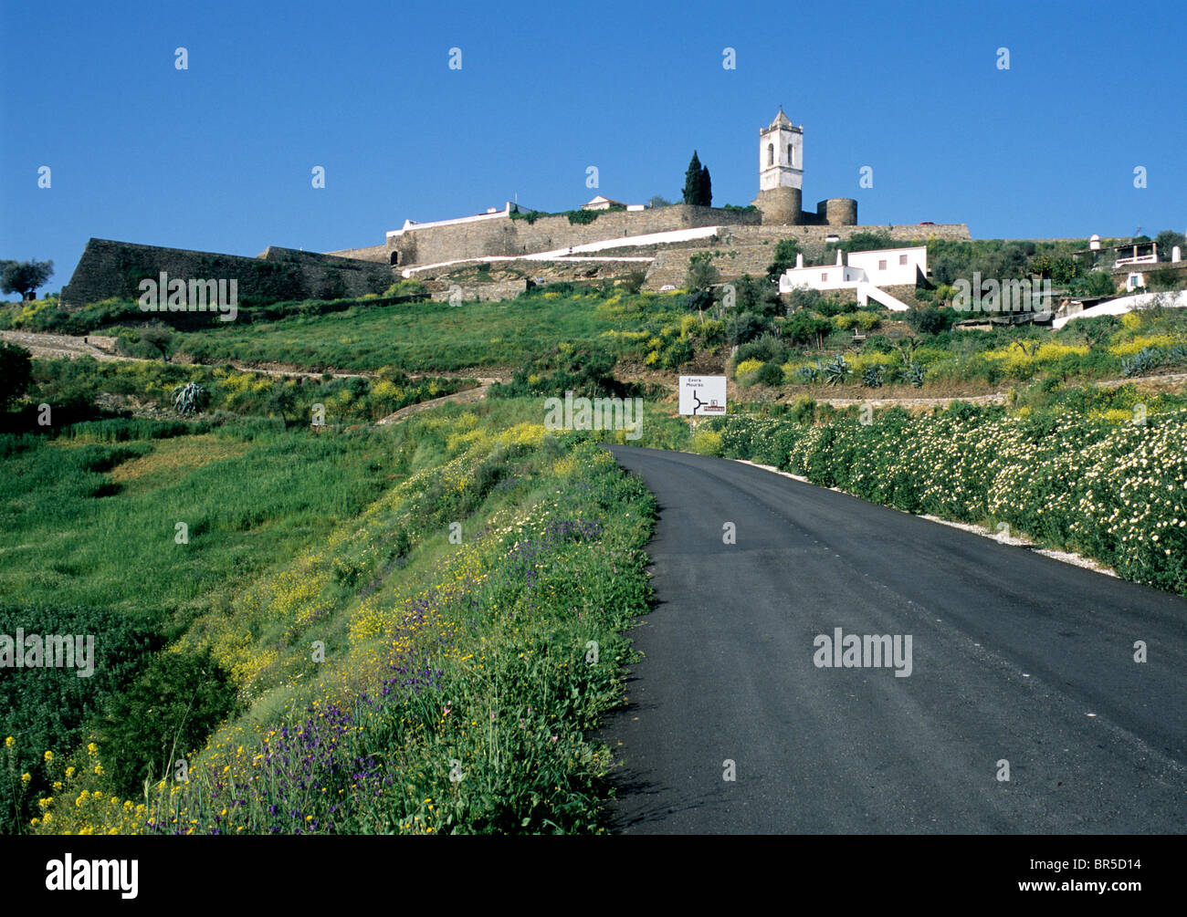 La strada che conduce al piccolo borgo medioevale di Monsaraz, nel sud del Portogallo Alentejo provincia. Foto Stock