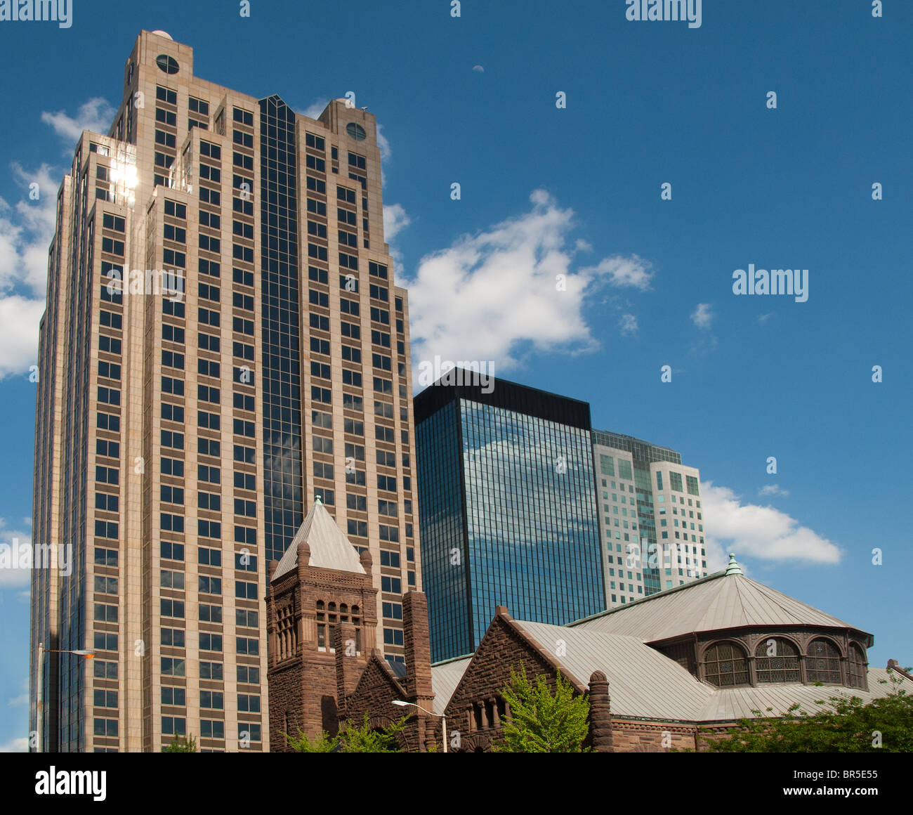 Primo Regno Chiesa Metodista, costruito 1891, sopraffatte da ufficio finanziario torri nel centro della città di Birmingham, Alabama, STATI UNITI D'AMERICA Foto Stock