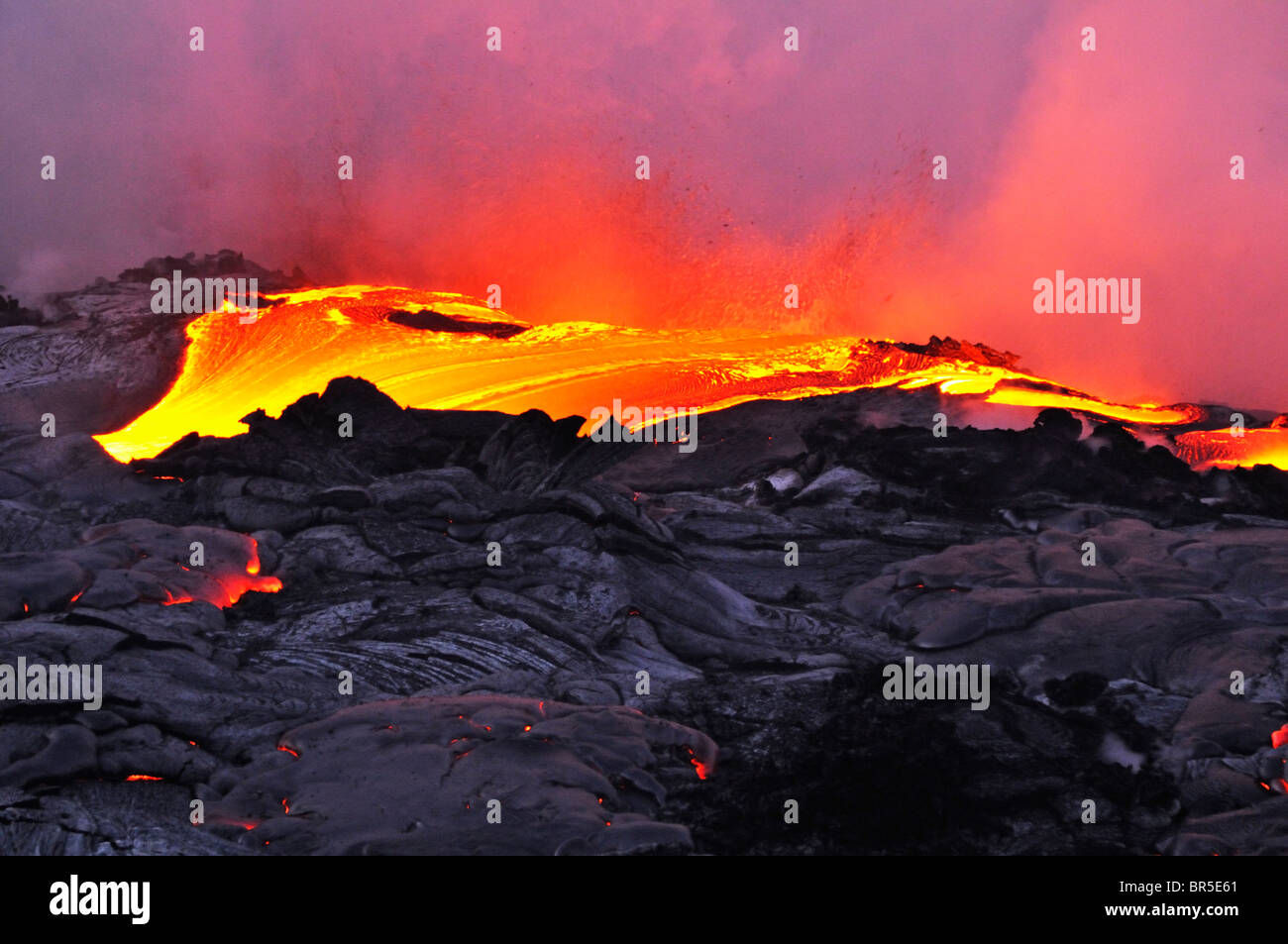 Fiume di lava fusa che scorre verso il mare nel Parco Nazionale dei Vulcani delle Hawaii, Vulcano Kilauea, Isole Hawaii, Stati Uniti Foto Stock
