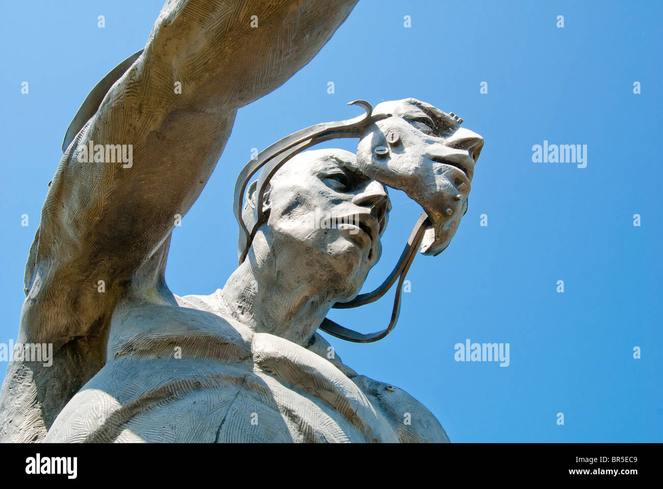 "La Chase' acciaio inossidabile scultura davanti al Barber Vintage Motorsports Museum di Birmingham, Alabama, STATI UNITI D'AMERICA Foto Stock